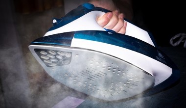 Цей трюк заслуговує на медаль. Нагар на прасці зникне у мить  