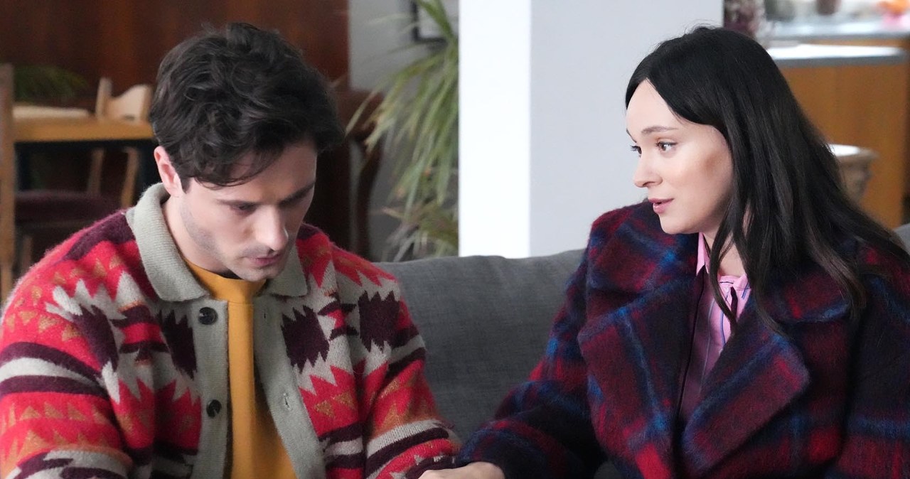Cezary (Marcel Opaliński) wyzna Natalii (Maria Dejmek), że wszystko, co przydarzyło się Józefinie (Elżbieta Jarosik), to jego wina /Źródło: AIM