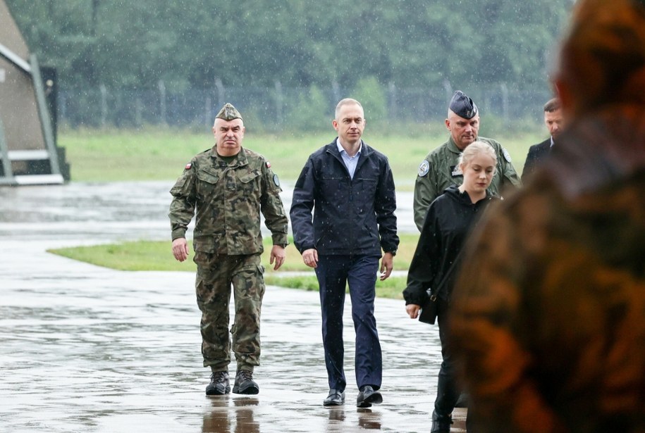Cezary Tomczyk w 32. Bazie Lotnictwa Taktycznego w Lasku, towarzysząc premierowi Donaldowi Tuskowi, 11 września 2025 /Anita Walczewska/East News /East News
