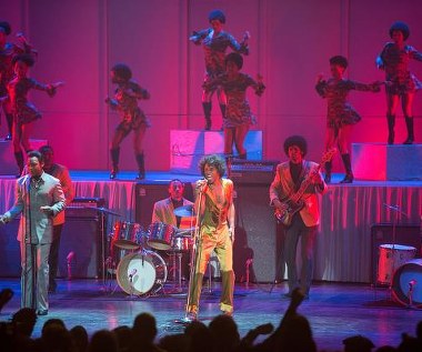 Chadwick Boseman (C) w filmie "Get on Up"