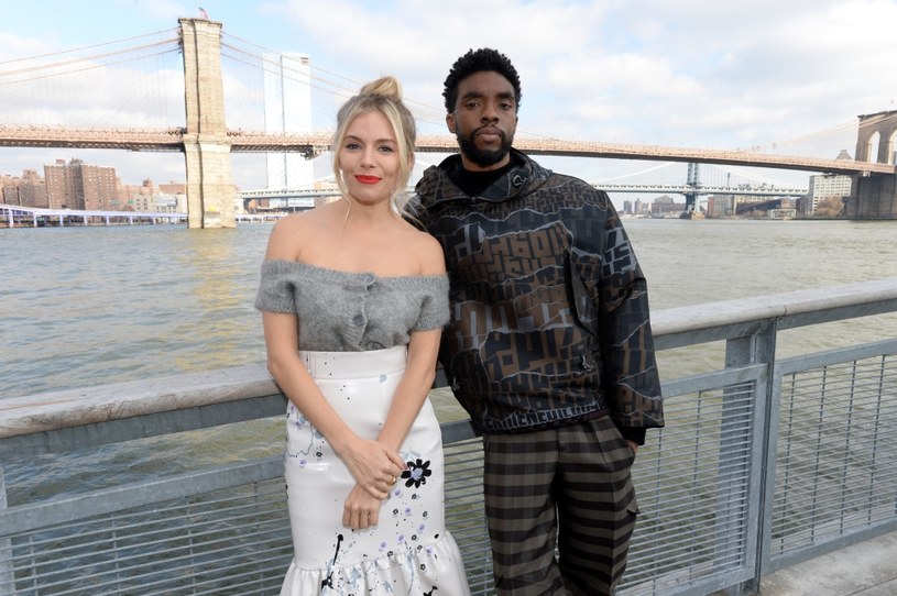 Chadwick Boseman i Sienna Miller /Brad Barket /Getty Images