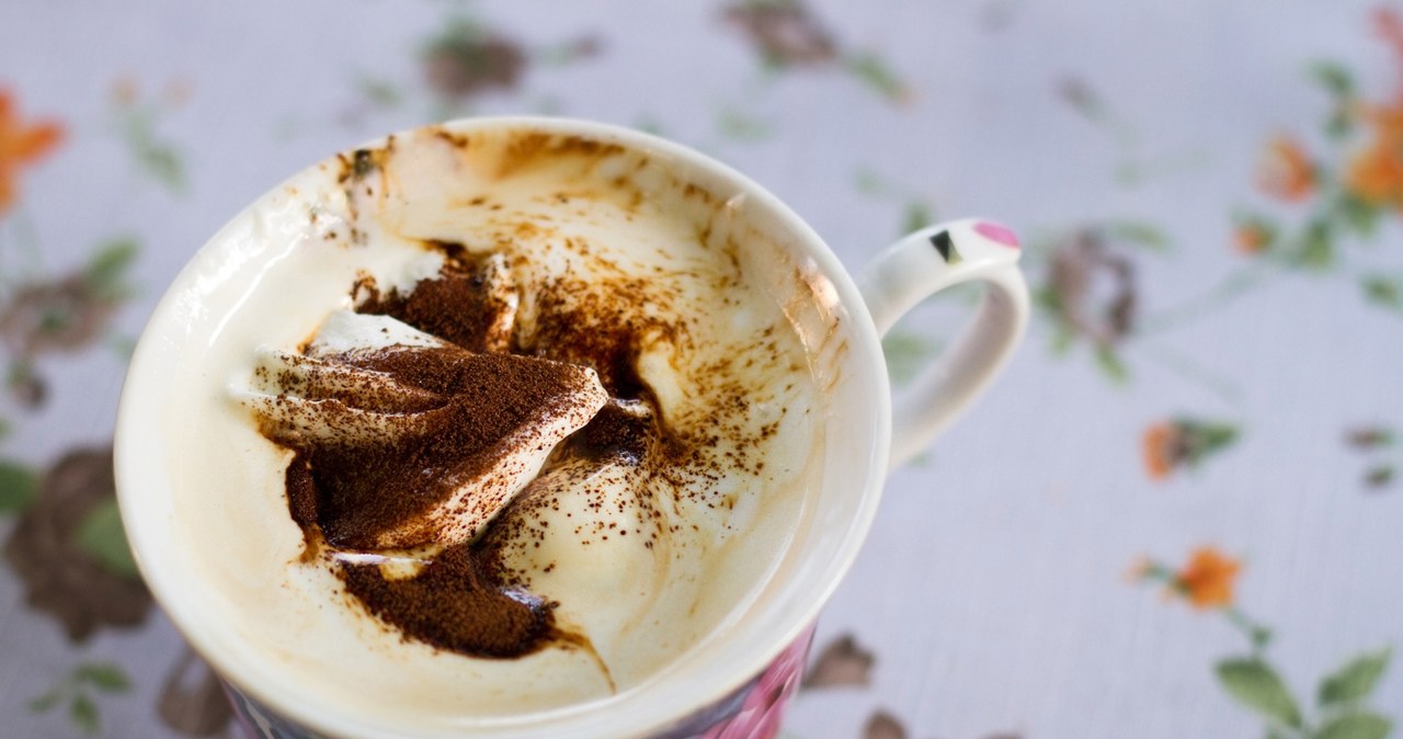 Chai latte to "kawa", którą możesz delektować się nawet o późnej porze. Oczywiście, jeśli zrobisz ją na bazie rumianku, który nie zawiera kofeiny /Alexandru Ionescu /Pixel