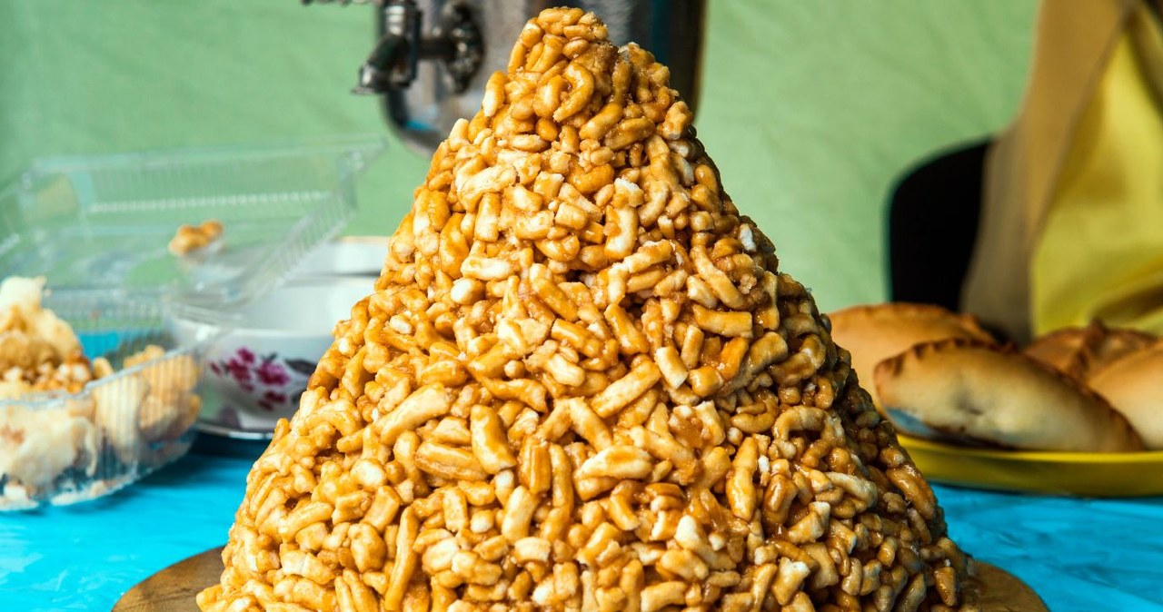 Chak-chak to deser z ciasta sklejonego miodem / Diy13 /Canva Pro