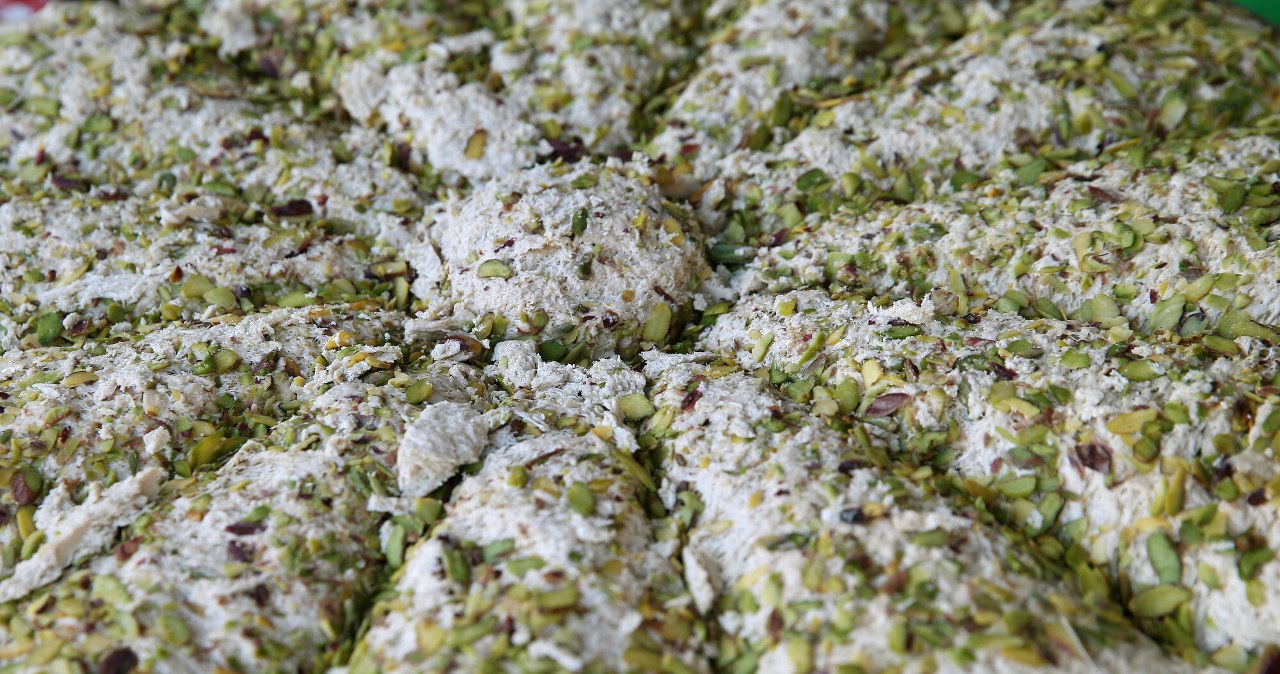 Chałwę warto jeść nie tylko ze względu na smak, ale też właściwości zdrowotne /MONKPRESS /East News