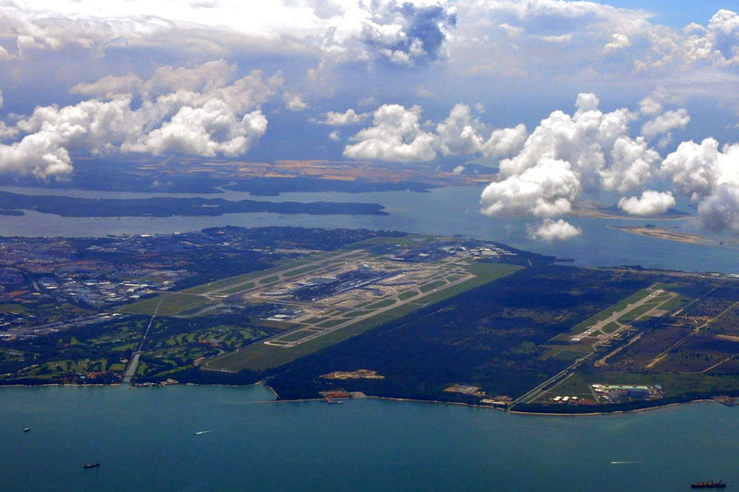 Changi East z piątym terminalem będzie zrealizowana na, widocznym po prawej stronie, zalesionym obszarze /Pulkitsangal /Wikipedia