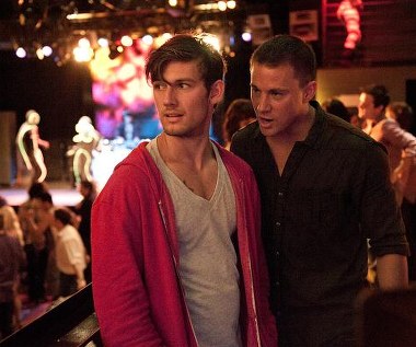 Channing Tatum i Alex Pettyfer w scenie z filmu "Magic Mike"
