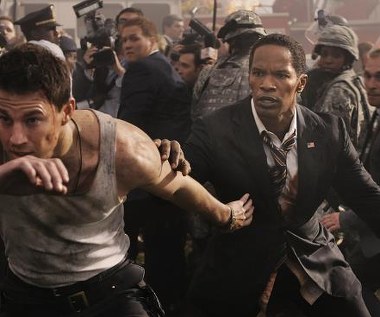 Channing Tatum i Jamie Foxx w scenie z filmu "Świat w płomieniach"