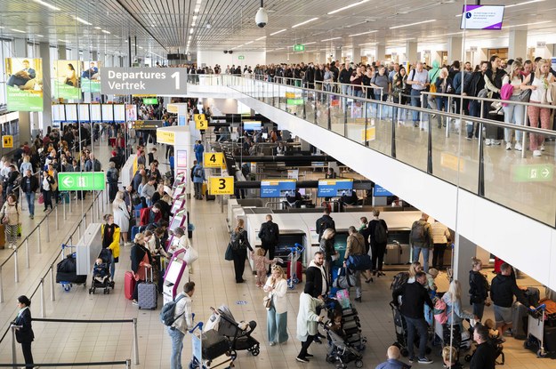 Chaos i przeludnienie na lotnisku Schiphol w Amsterdamie /EVERT ELZINGA    /PAP/EPA
