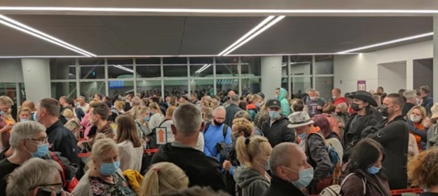 Chaos na lotnisku Chopina w czwartek wieczorem /Gorąca Linia /