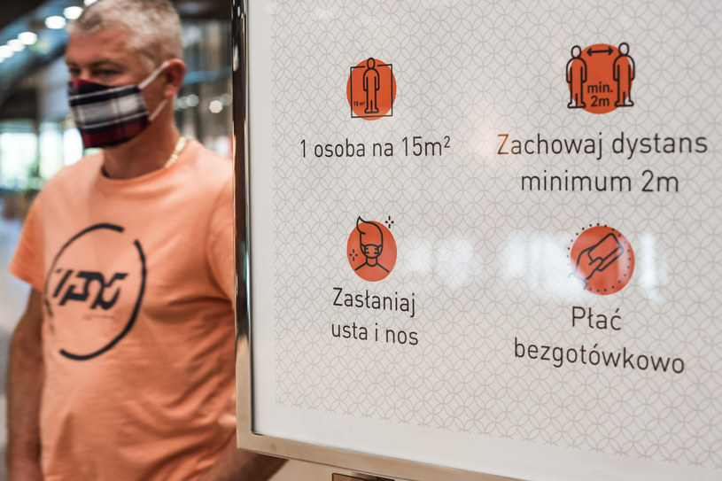 Chaos prawny wokół noszenia maseczek. /Piotr Dziurman /Reporter