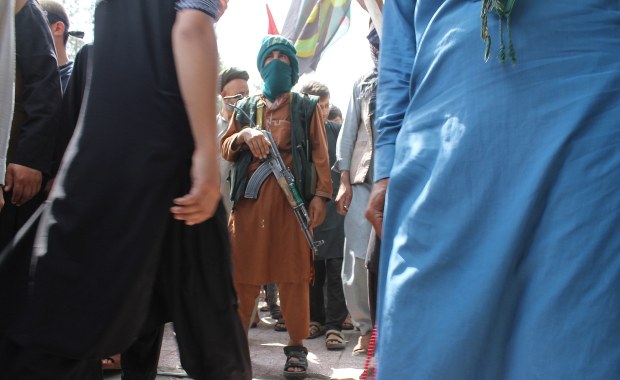 Chaos przed lotniskiem w Kabulu. Talibowie biją uciekinierów i strzelają w powietrze