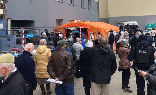 Chaos przed punktem szczepień w Poznaniu. Interweniowała policja