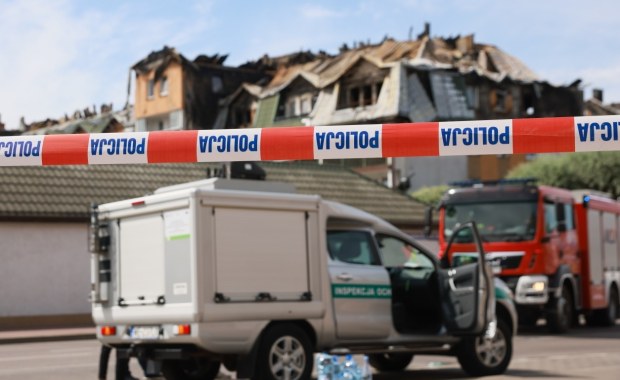 Chaos przed spalonym blokiem. Nerwy puszczają mieszkańcom
