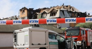 Chaos przed spalonym blokiem. Nerwy puszczają mieszkańcom
