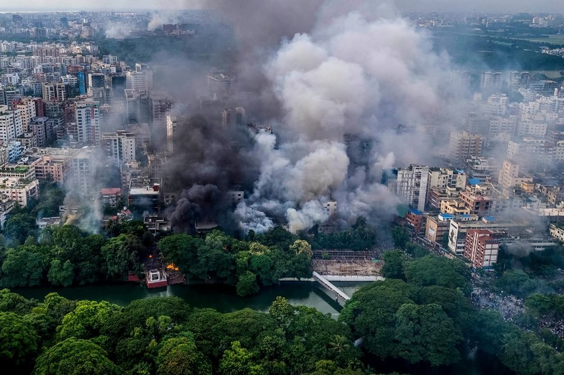 Chaos w Bangladeszu po ucieczce premier. Wojsko przejmuje władzę