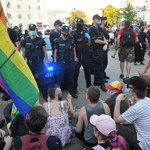 Chaos w działaniach policji. RPO o nieprawidłowościach podczas zatrzymań aktywistów LGBT