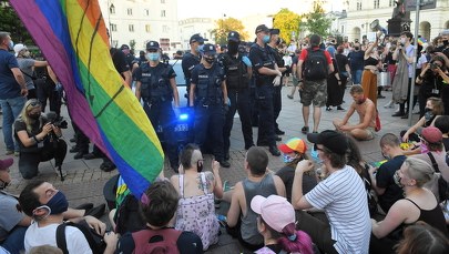 Chaos w działaniach policji. RPO o nieprawidłowościach podczas zatrzymań aktywistów LGBT