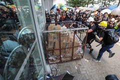 Chaos w Hongkongu. Demonstranci usiłują wedrzeć się do parlamentu