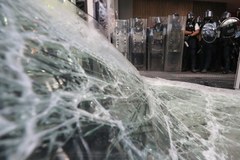 Chaos w Hongkongu. Demonstranci usiłują wedrzeć się do parlamentu