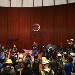 Chaos w Hongkongu. Grupa demonstrantów wdarła się do siedziby parlementu