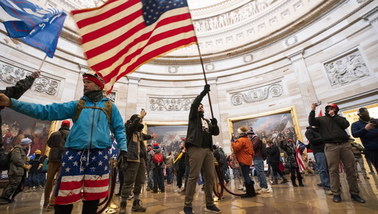 Chaos w USA. Zwolennicy Trumpa wdarli się do Kapitolu