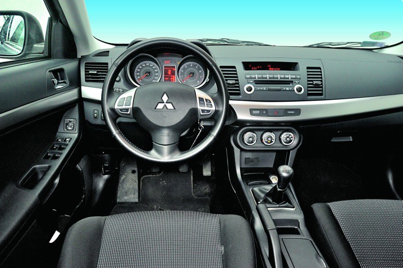 Charakterystyczna dla Mitsubishi tablica przyrządów jest tak prosta w obsłudze, że konkurenci powinni brać z niej przykład. Skórzane obszycie kierownicy stanowi standard w odmianie Invite. /Motor