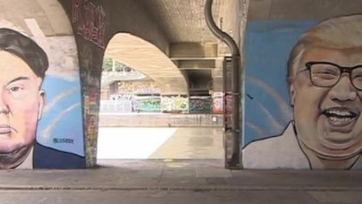 Charakterystyczna koafiura Kima na głowie wściekłego Trumpa 