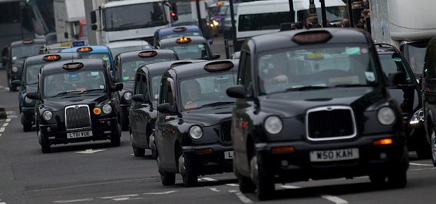 Charakterystyczne czarne taksówki to jeden z symboli Londynu /AFP