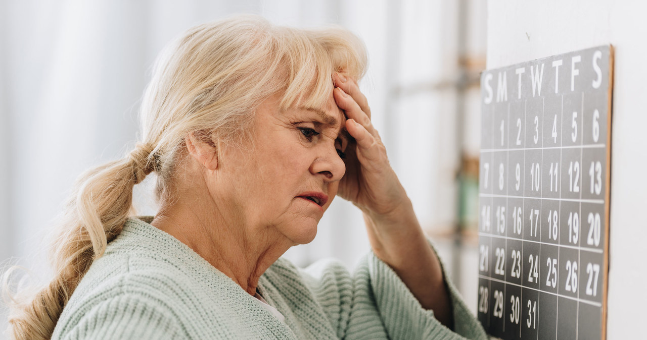 Charakterystyczne dla choroby Alzheimera jest poczucie zagubienia w czasie i przestrzeni /123RF/PICSEL