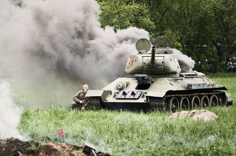 Charakterystyczne pokrywy włazów sprawiły, że T-34 zyskał miano "czołgu Myszki Miki" /Andrzej Stawiński/Reporter /Agencja SE/East News