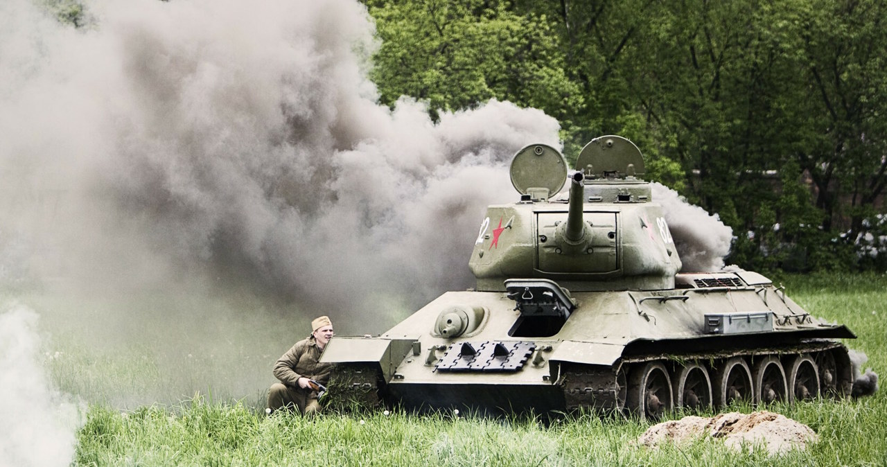 Charakterystyczne pokrywy włazów sprawiły, że T-34 zyskał miano "czołgu Myszki Miki" /Andrzej Stawiński/Reporter /Agencja SE/East News