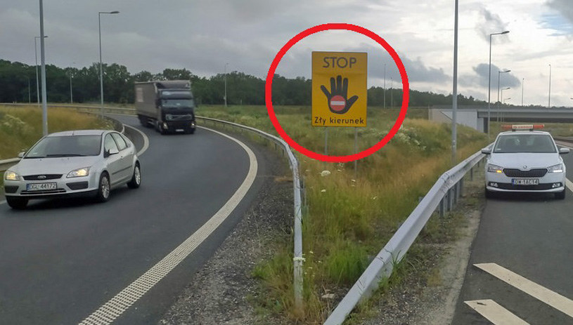 Charakterystyczne znaki z czarną dłonią są nowością na polskich drogach, ale można je spotkać coraz częściej /GDDKiA