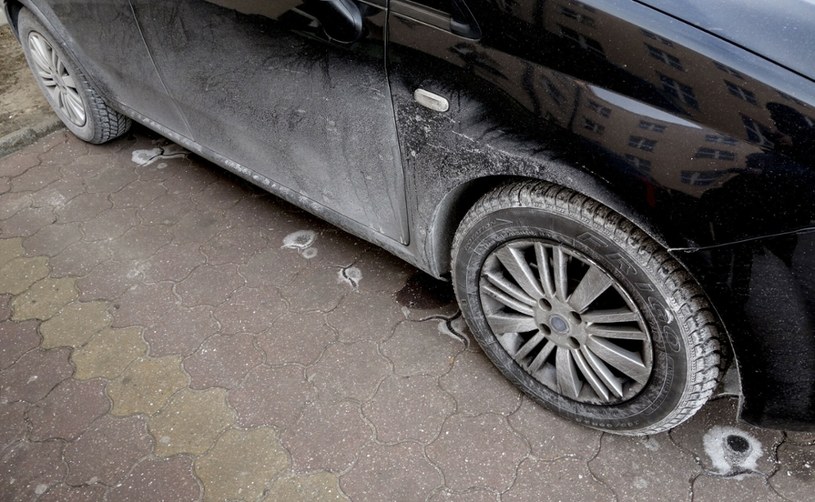 Charakterystyczny biały nalot na samochodach czy butach to właśnie sól drogowa /Piotr Kamionka /Reporter