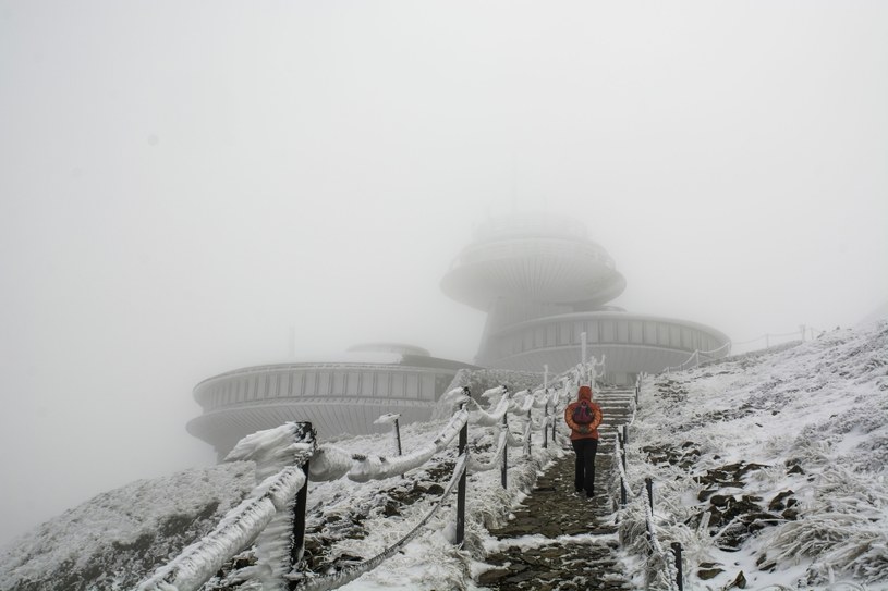 Charakterystyczny budynek obserwatorium meteorologicznego na Śnieżce, zwany czasem UFO /123RF/PICSEL