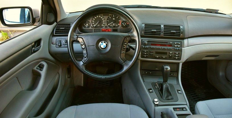 Charakterystyczny dla BMW kokpit z konsolą centralną zwróconą w stronę kierowcy obsługuje się bardzo intuicyjnie. Typowa dla BMW jest też duża kierownica (choć nie w każdym egzemplarzu). /Motor