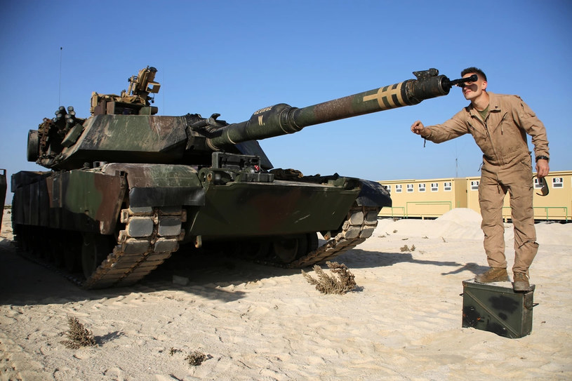 Charakterystycznym elementem czołgów M1A1 Abrams są tzw. panele wydmuchowe, które chronią załogę przed efektem wybuchu amunicji. Gdy do niego dojdzie, panele automatycznie wyrzucają się na zewnątrz, rozprowadzając energię wybuchu /Defense Visual Information Distribution Service /domena publiczna