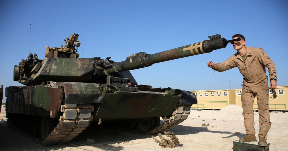Charakterystycznym elementem czołgów M1A1 Abrams są tzw. panele wydmuchowe, które chronią załogę przed efektem wybuchu amunicji. Gdy do niego dojdzie, panele automatycznie wyrzucają się na zewnątrz, rozprowadzając energię wybuchu /Defense Visual Information Distribution Service /domena publiczna