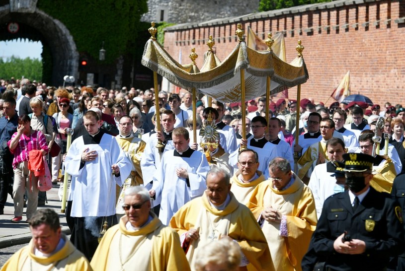 Charakterystycznym elementem obchodów Bożego Ciała są uroczyste procesje. Czy udział w jednej z nich zwalnia z obowiązku uczestnictwa we mszy świętej? /Artur Barbarowski /East News