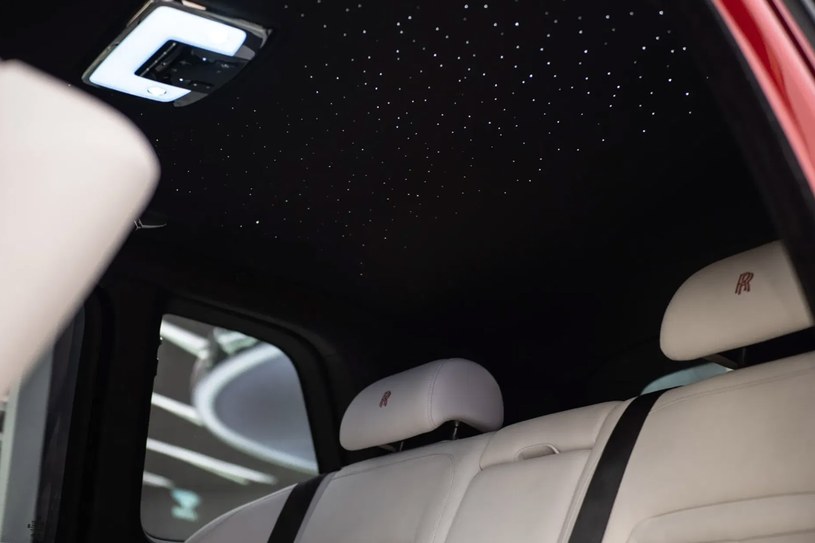 Charakterystycznym elementem wszystkich aut marki Rolls-Royce jest podsufitka przypominająca niebo pełne gwiazd/otomoto /