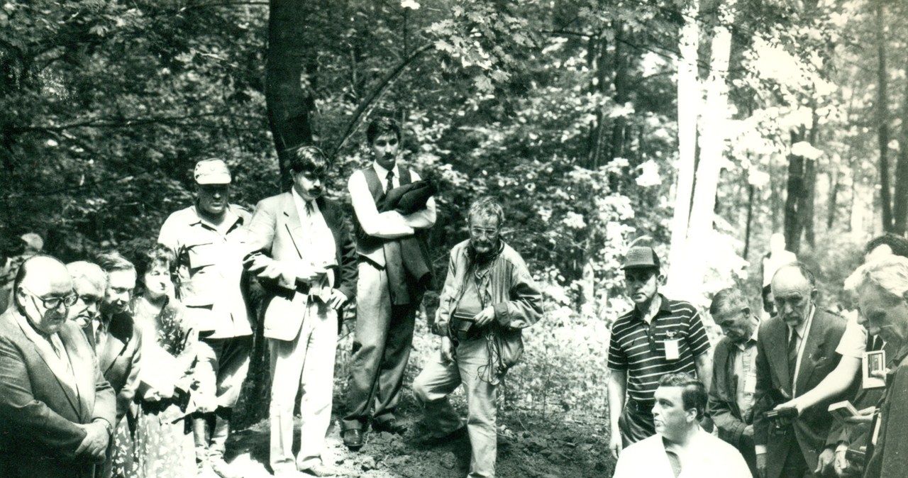 Charków, lato 1991 r. Ekshumacja ciał jeńców obozu w Starobielsku (ilustracja z książki "Katyń. Śladami polskich oficerów" /materiały prasowe