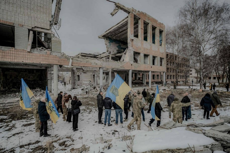 Charków, marzec 2025. Ukraińscy żołnierze i krewni poległych żołnierzy maszerują z flagami narodowymi po nalotach Rosjan /IVAN SAMOILOV/AFP/East News /East News