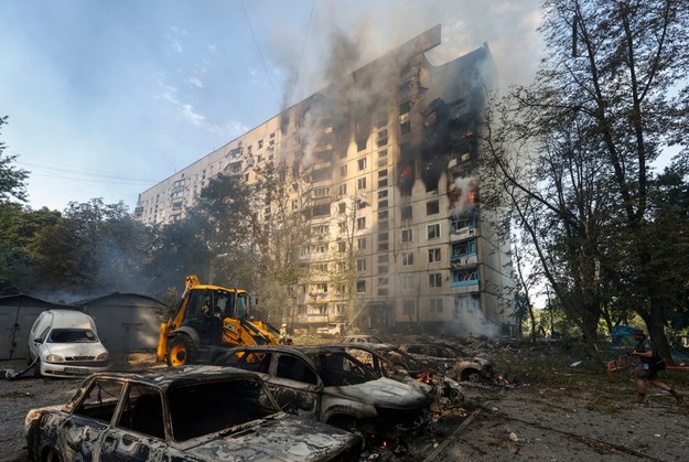 Charkowski blok ostrzelany przez Rosjan /PAP/EPA/SERGEY KOZLOV /PAP