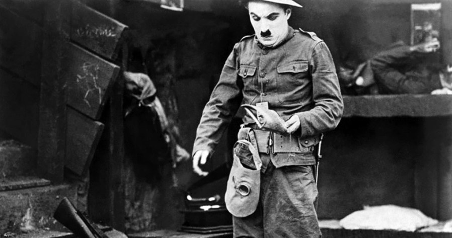 Charles Chaplin w filmie "Rewia Chaplina" /materiały dystrybutora