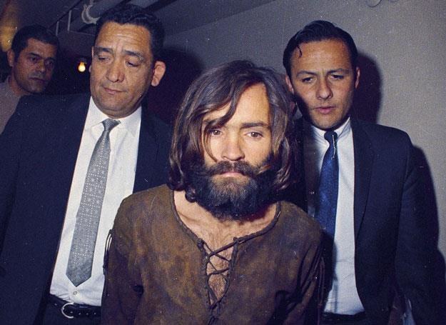 Charles Manson (po środku) w trakcie procesu o zabójstwo Sharon Tate - fot. AP Photo /East News