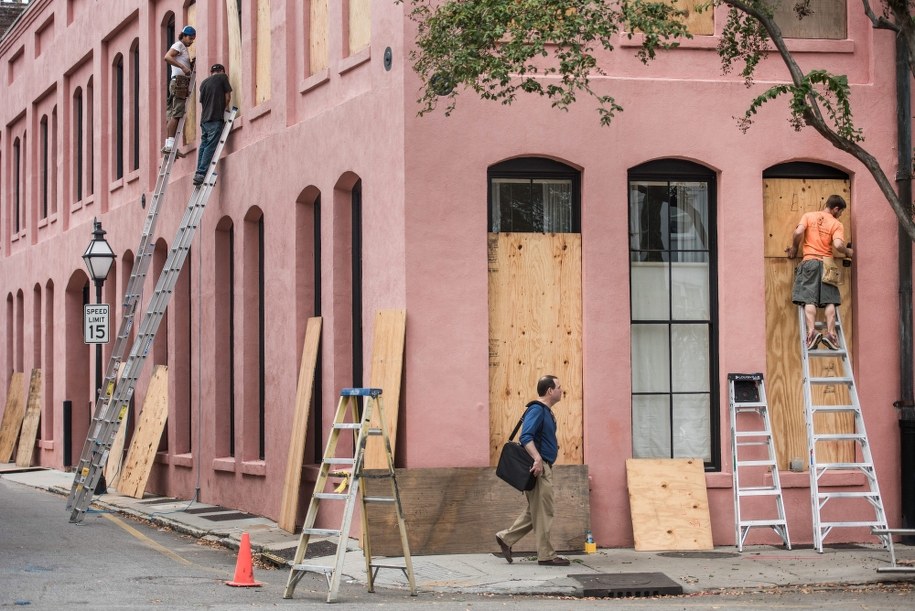 Charleston w Karolinie Południowej. Okna budynków zabijane są deskami i płytami /Sean Rayford /PAP/EPA