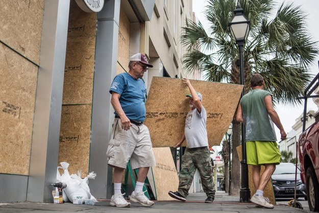Charleston w Karolinie Południowej. Okna budynków zabijane są deskami i płytami /Sean Rayford /PAP/EPA