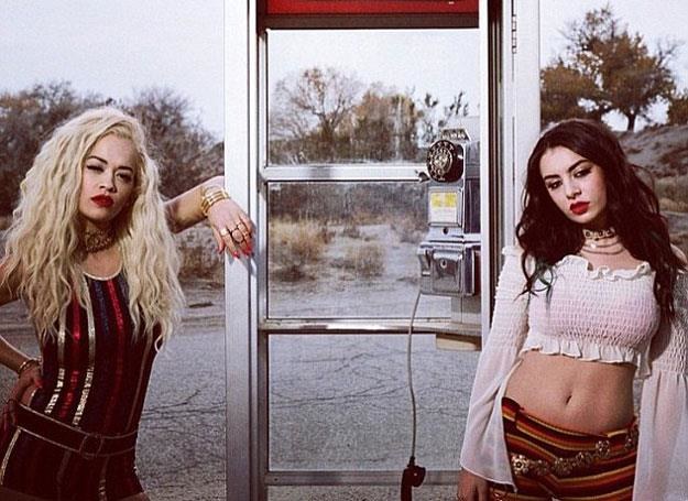 Charli XCX i Rita Ora na planie "Doing It" - fot. Instagram /