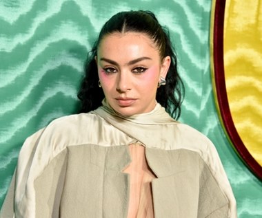 Charli XCX nagrała w Polsce film u boku Polki. O czym będzie "Erupcja"?