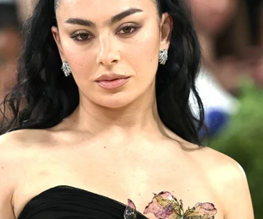 Charli XCX odniosła się do krążących plotek. "Bardzo staroświeckie"