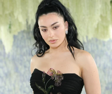 Charli xcx promuje nadchodzący krążek kolejnym gitarowym utworem. Zabrała fanów na spacer po Paryżu!